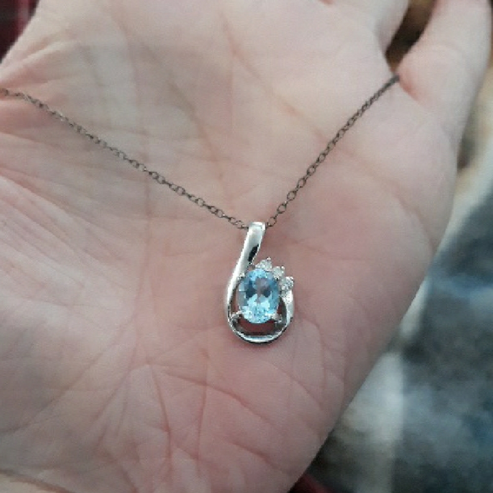 Elegant Silver Necklace with Blue Gemstone